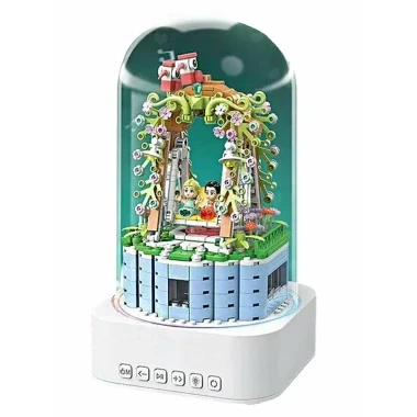 (КИЗ) Конструктор Quan Guan 100229 Музыкальная колонка Bluetooth "Влюбленные на качелях" 582 дет. 16x16x36 см (подсветка + движение)